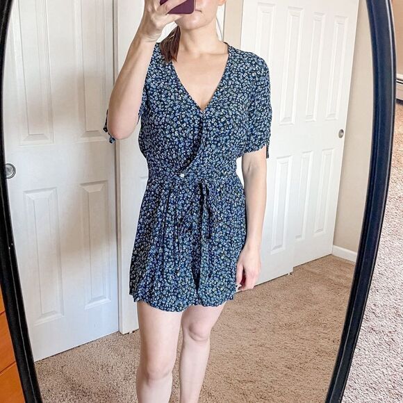 Faithfull The Brand Oslo Mini Dress in Blue Ditsy Floral 4 - Picture 5 of 15